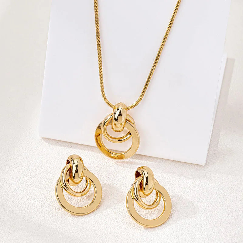 Naszyjnik z Przeplatanym Wisiorkiem Pozłacany 18K + 2 Kolczyki Gratis